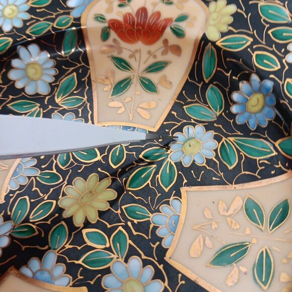 Royal Vienna Beehive Shield Hand Painted 8.5 Inch Diameter Plate Black Red Green - Picture 13 of 14